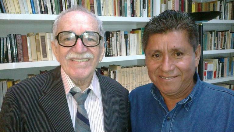 El profesor Cruz Hernández Fermín, en reunión con Gabriel García Márquez, a quien le contaba del festival.