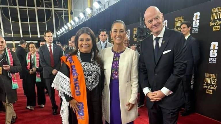 La Presidenta de México Claudia Sheinbaum Pardo y la Jefa de Gobierno de la CDMX, Clara Brugada, en el sorteo del Mundial.