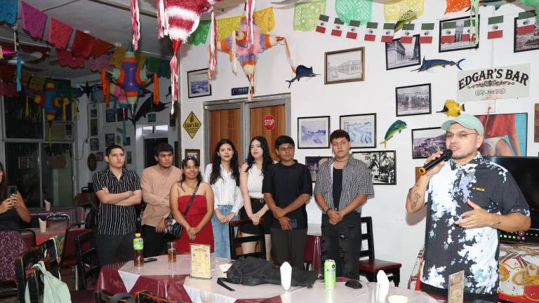 Cristian Torres, coordinador del proyecto, acompañado por los estudiantes, expresó unas palabras a los presentes y explicó un poco sobre la presentación del documental sobre Edgar’s Bar.