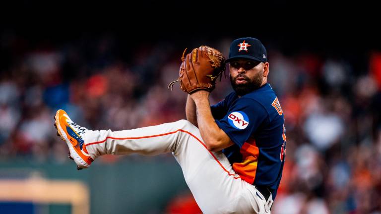 José Urquidy poncha a 7 en cinco entradas.