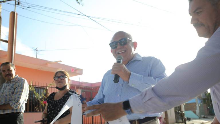 El Alcalde de Mazatlán Luis Guillermo Benítez Torres durante la inauguración de una calle pavimentada.