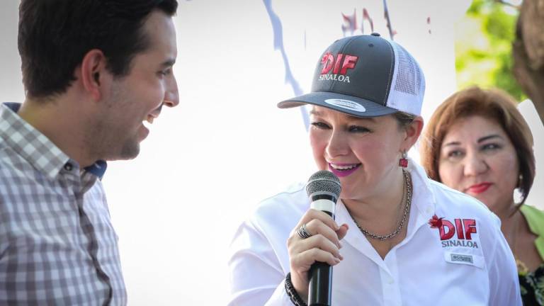 La presidenta de DIF Sinaloa, Eneyda Rocha Ruiz, saludó y brindó un mensaje de agradecimiento a la población de Tacuichamona.