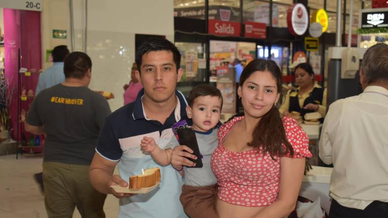Degustan clientes de Grupo Ley su tradicional Rosca de Reyes