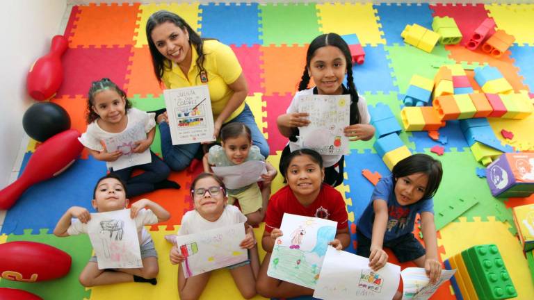 Los pequeños asistentes disfrutan de ‘La hora del cuento’.