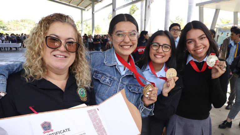 Reciben a alumnas de la Prepa Vasconcelos, ganadoras del oro en Túnez
