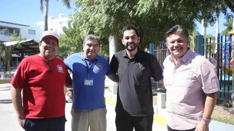 Eric Weissling (segundo de derecha a izquierda) se mostró satisfecho con el desempeño de su equipo en la pretemporada y confía en que llegarán listos al debut.