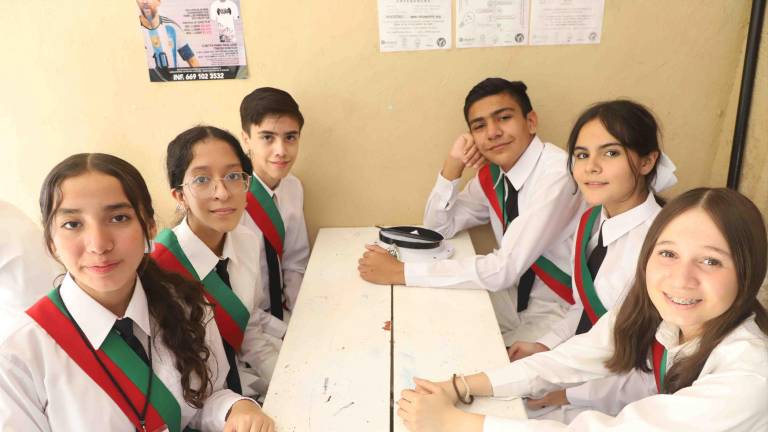 Abril Beltrán, Alexia García, Omar Togo, Mario Ledón, Laizmi Mora y Renata Medina de la Secundaria del ICO.