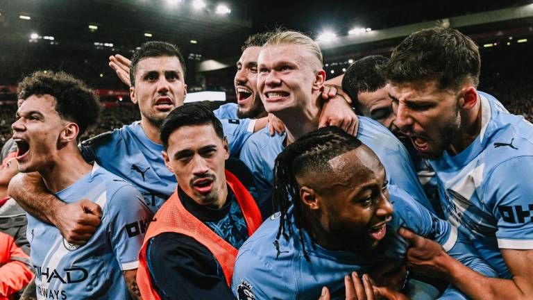 Manchester City remonta y vence 2-1 al Liverpool en Anfield.