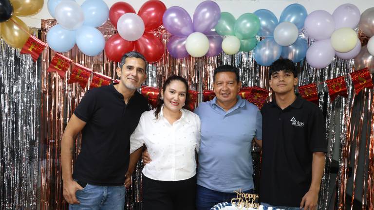 Los cumpleañeros Omar Hernández, Lupita Páez, Adán Valdovines Carrillo y Jorge Chico Ceja.