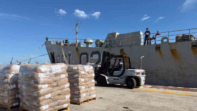 El gobierno mexicano envió a Cuba 814 toneladas de carne, leche en polvo, leche líquida, galletas, frijol, arroz, atún en agua, sardina y aceite vegetal, así como artículos de higiene personal.