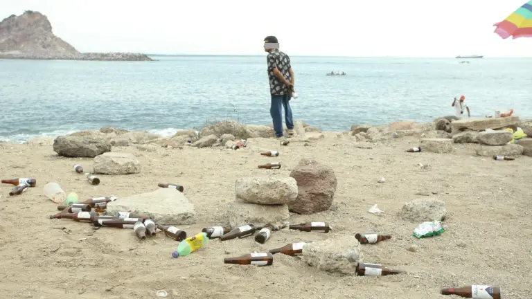 La escollera del Faro enfrenta una grave acumulación de basura en gran parte de su espacio.