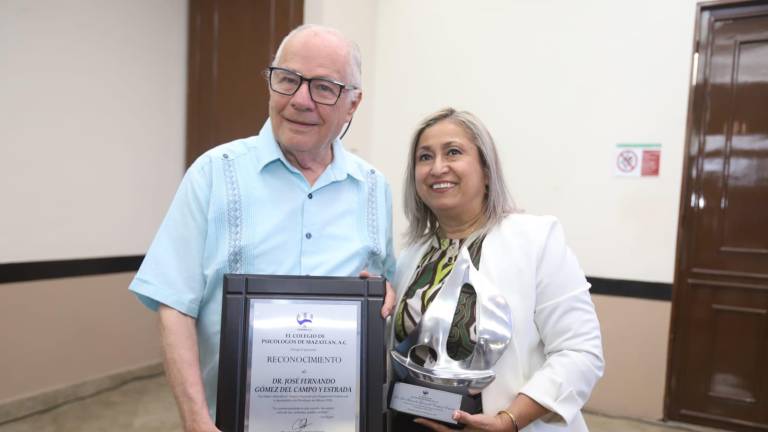 José Fernando Gómez del Campo recibe de manos de Georgia Lizárraga Salazar, su reconocimiento.