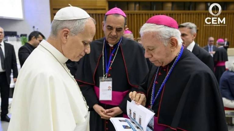 La Conferencia del Episcopado Mexicano entrega al Papa León XIV un libro sobre personas desaparecidas en México.