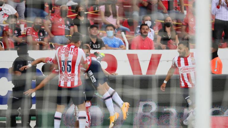 Los jugadores de Chivas celebran el gol que les dio la victoria en el Clásico Tapatío.