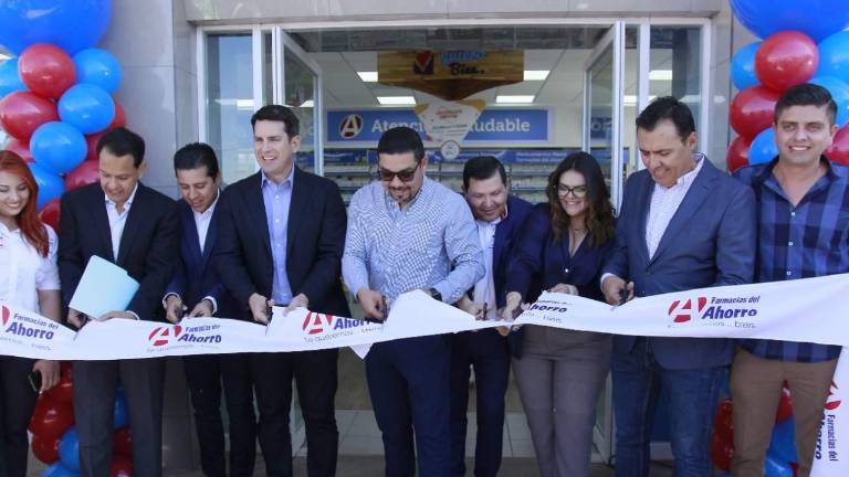 Corte de listón de la sucursal Madero de Farmacias del Ahorro en Culiacán.