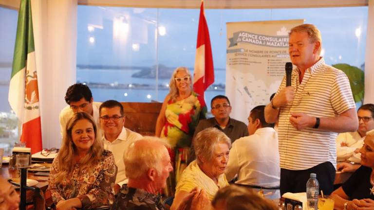 Graeme C. Clark, Embajador de Canadá en México, así como la Cónsul de Canada en Mexico, Catherine Genouis, se reunieron con canadienses que radican en el puerto, la Secretaria de Turismo de Sinaloa y el Alcalde de Mazatlán.