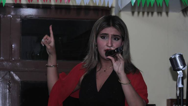 Andrea Rice deleitó con su voz a los asistentes a la Noche Mexicana que tuvo lugar en el restaurante El Bambú..