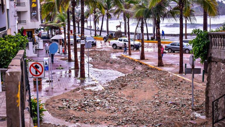 Tierra, piedras y lodo se derramaron en una de las entradas al Cerro de la Nevería.