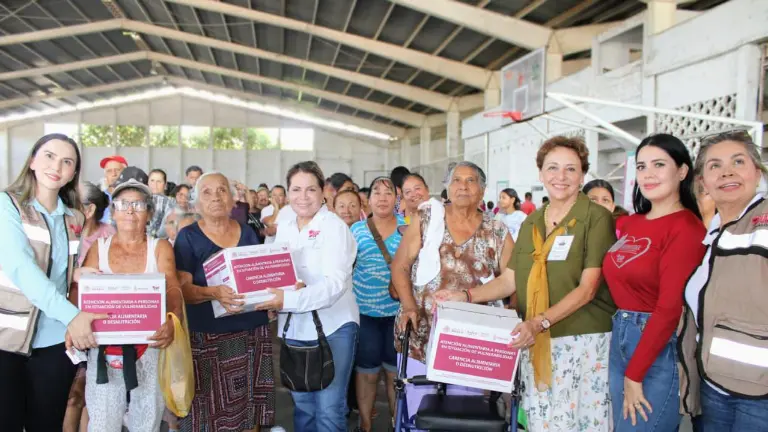 Entrega de apoyos en Escuinapa durante las Jornadas del Bienestar del DIF Sinaloa.