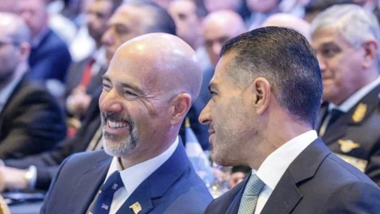 Terrance Cole, director de la DEA, con el Secretario de Seguridad de México, Omar García Harfuch, durante la conferencia antidrogas que se celebra en Argentina.
