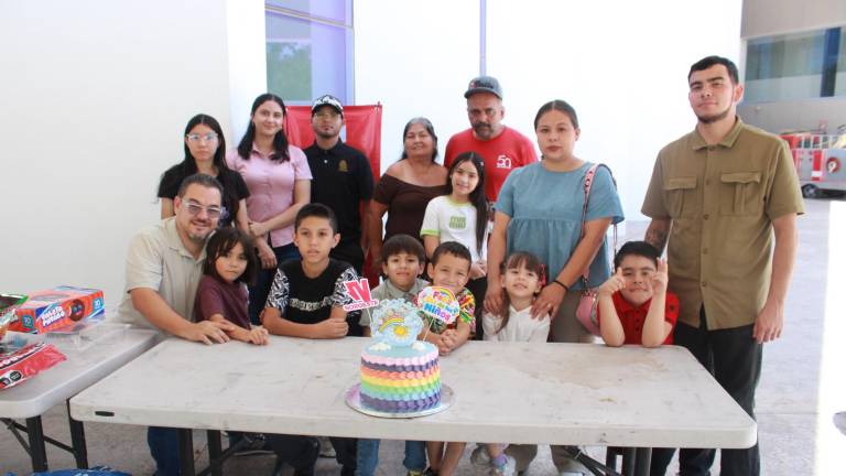 El final del festejo, los pequeños y sus papás partieron el pastel.