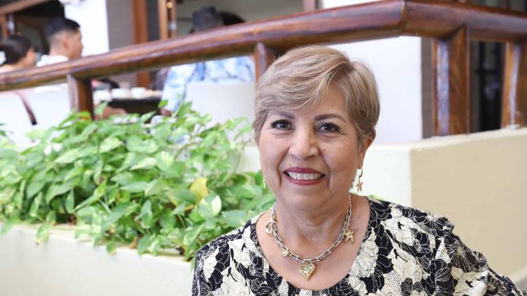 Socorro Bautista muy contenta en su cumpleaños.