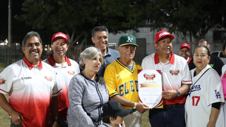 Patricio Lucas Zamudio recibe su reconocimiento de manos de Víctor Barboza.