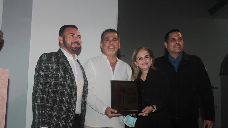 Víctor Manuel López de la Paz recibió en nombre de su tío Antonio López Sáenz, el reconocimiento de manos de José Ángel Tostado, Zoila Fernández y Josué Arámburo.