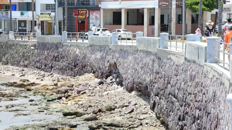 En el Passeo Claussen se detectó un socavón.