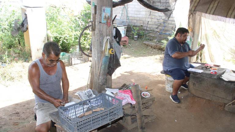 Ramón Santiago y Julio César Cañedo, tercera y cuarta generación de pirotécnicos, preservan la elaboración artesanal de cohetes para fiestas religiosas y celebraciones.