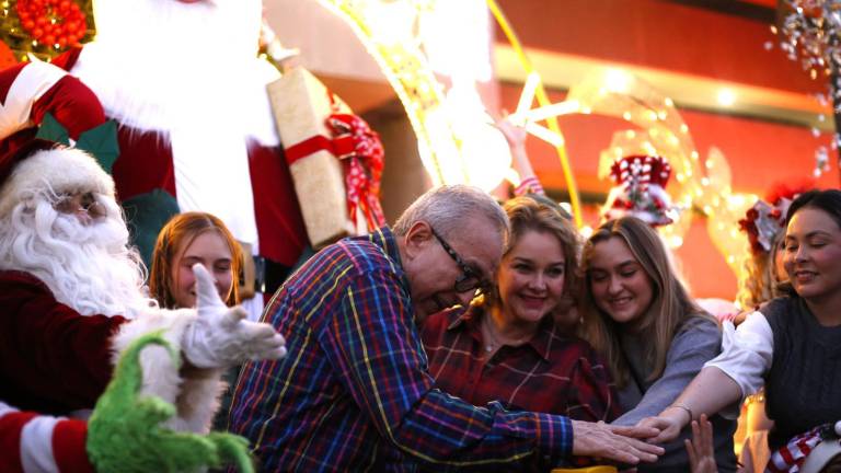 El Gobernador Rubén Rocha Moya, acompañado por la presidenta del Sistema DIF Sinaloa, Eneyda Rocha Ruiz, activó el interruptor que iluminó el árbol navideño.