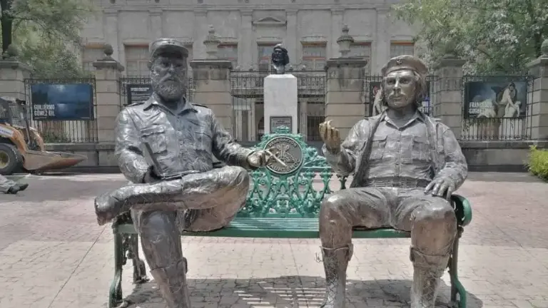 Así lucía la estatua de Che y Fidel ubicada en Jardín Tabacalera.