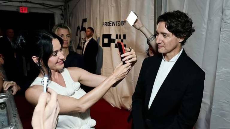 Katy Perry y Justin Trudeau desfilan en alfombra.
