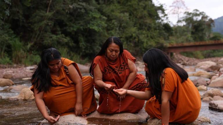 Las mujeres indígenas de la selva amazónica del Perú registran los ojos de agua de su territorio para protegerlos.