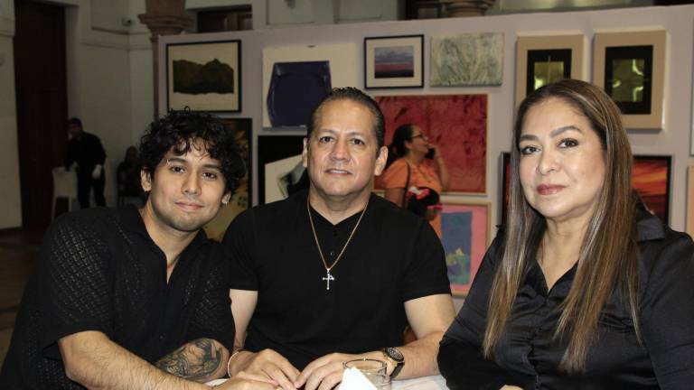 El artista Daniel Moreno, acompañado por sus papás, Santiago Moreno y Patricia Conchas.