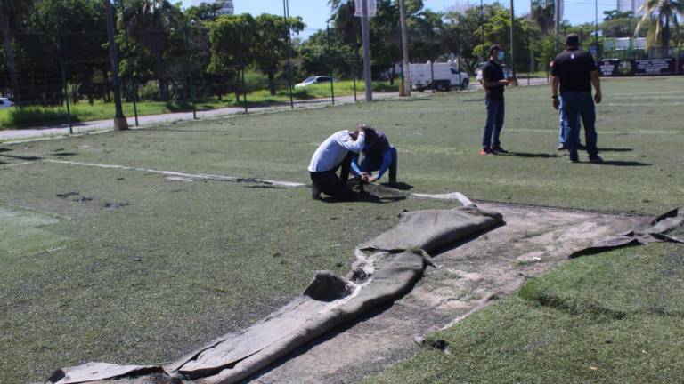El campo de futbol del Parque Lineal Kilómetro Cero estaba en pésimas condiciones.