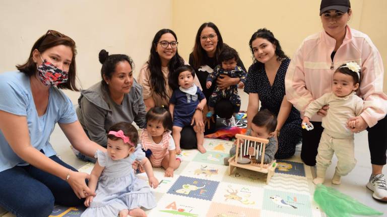 Mamás y sus bebés disfrutan de actividades en torno a la música.