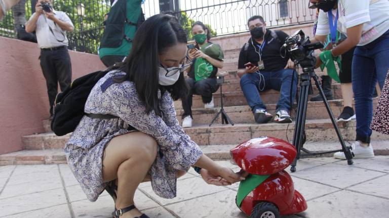 Momento en que RAborta entrega la pastilla abortiva a la joven.