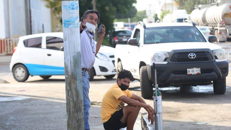 La gente espera para poder surtir gas para sus seres queridos.