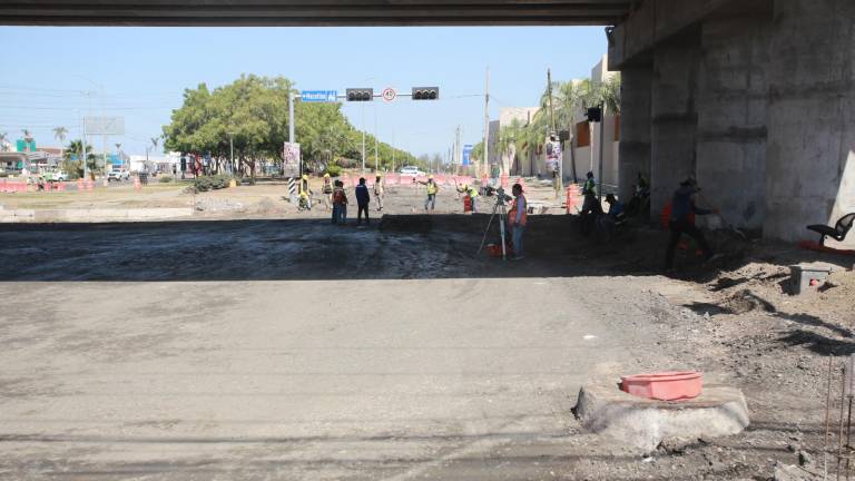 Trabajos que se realizan debajo del puente vehicular de la salida norte de Mazatlán.