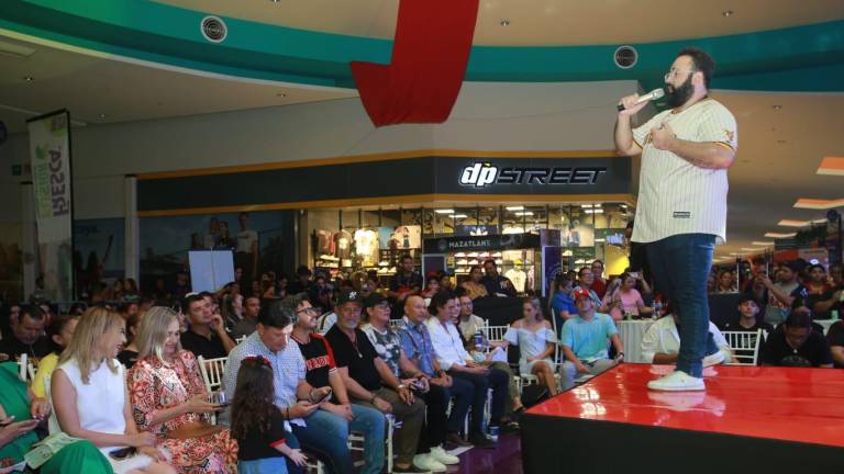 El tenor mazatleco Jorge Echeagaray realizó una presentación en el evento denominado “Ponte la casaca 2023”, que organizó el Club de Beisbol Venados de Mazatlán para presentar su nuevos jerseys.