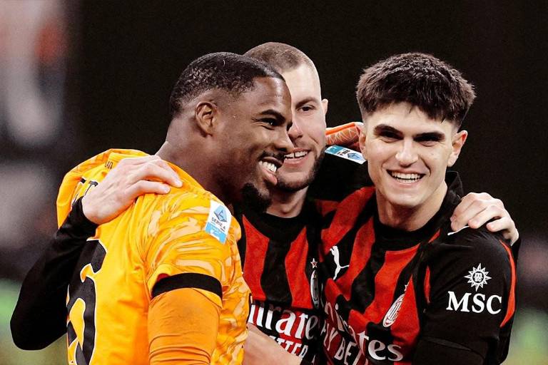 El Milán de Santi Giménez vence 1-0 a Lazio y se coloca líder provisional de la Serie A