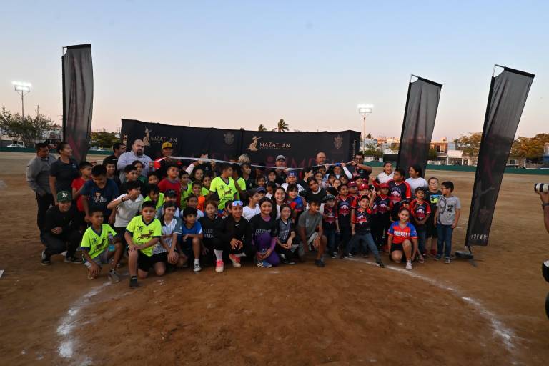 Entregan rehabilitación de campo de beisbol en la Francisco Villa