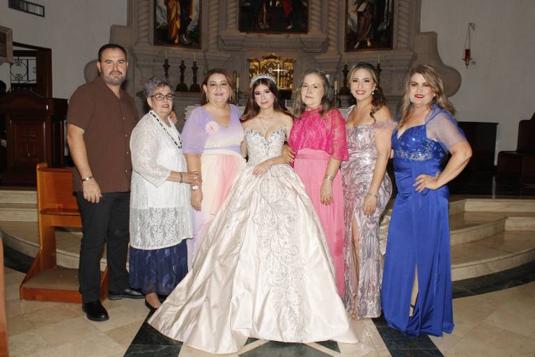 Celebra María Sophía sus dulces 15 años