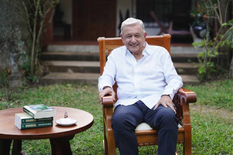AMLO reaparece para presentar libro; aprovecha para presumir reducción de pobreza y respaldar a Sheinbaum
