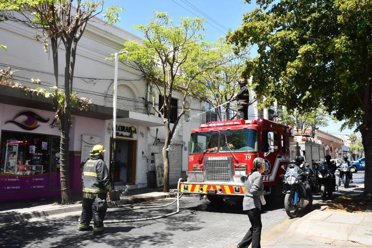 Incendio por cortocircuito provoca la movilización de Bomberos Veteranos en el centro de Culiacán