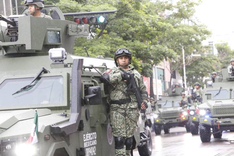 Admiran culiacanenses el tradicional desfile militar