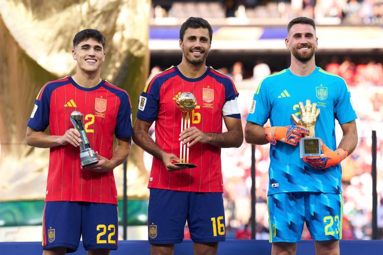 Pau Cubarsí, Rodri y Unai Simón son premiados.