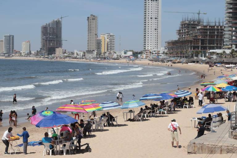 Aprovechan visitantes el fin de semana largo para disfrutar playas de Mazatlán