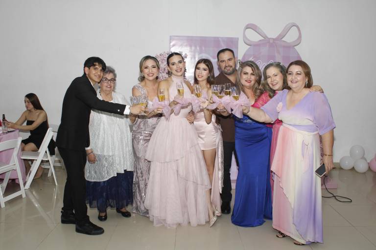 Celebra María Sophía sus dulces 15 años